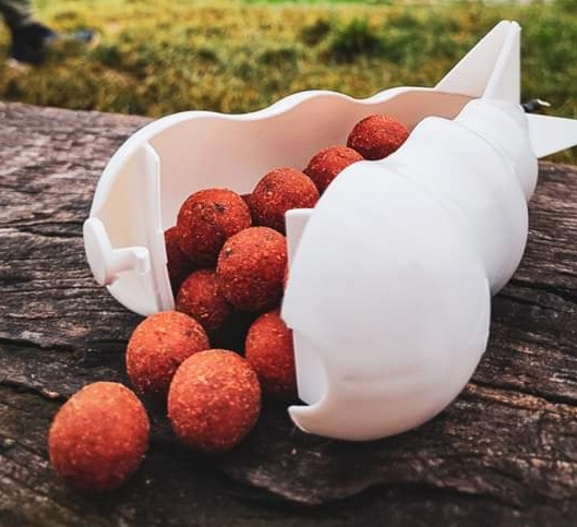 Spod Raketa – inovativna raketa za prihranu u šaranskom ribolovu koja se otvara pri dodiru sa vodom.