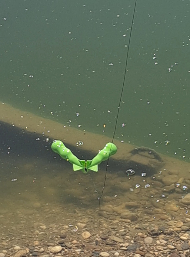 Bomber raketa pluta na vodi, sprječavajući neželjeno tonjenje i omogućujući precizno povlačenje