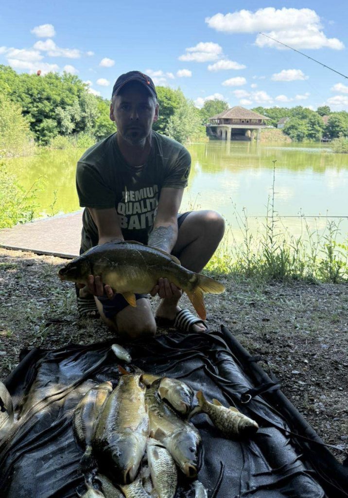 Raznovrstan ulov šaran babuška klen i deverika na method feeder natjecanju jezero Salaš